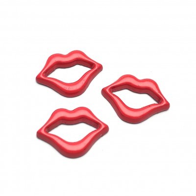 Três moldes vermelhos em forma de lábios sobre fundo branco