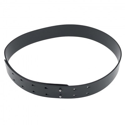 Cinto preto com várias perfurações em fundo branco