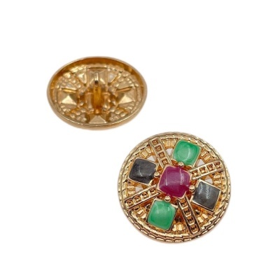 Botões redondos dourados com pedras coloridas e padrão vazado