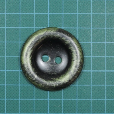 Botão verde escuro com dois furos em fundo quadriculado