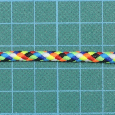 Corda trançada colorida sobre fundo de grade azul clara