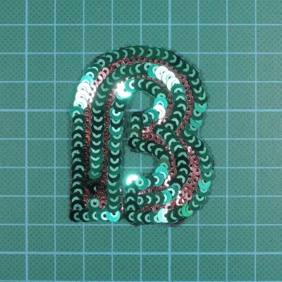 Aplicação tecido letra B com lantejoulas verde e rosa