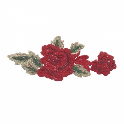 Aplicação bordada de flores vermelhas com folhas verdes