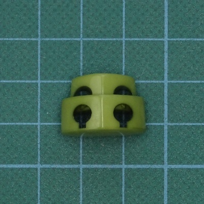 Bloqueadores de cordão amarelos em base quadriculada verde