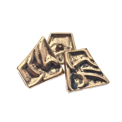 Três pés metálicos dourados envelhecidos com formato quadrado e textura irregular