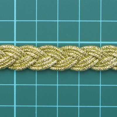 Fita trançada dourada sobre superfície verde com grelha branca