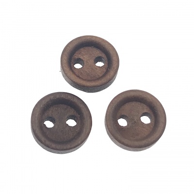 Três botões redondos de madeira marrons com dois orifícios