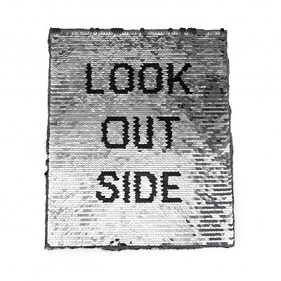 Estante de tecido com texto em lantejoulas à vista