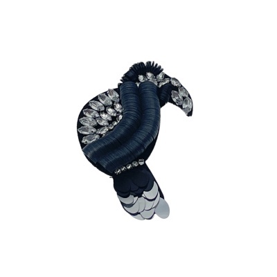 Broche pássaro azul com pedras brilhantes e lantejoulas