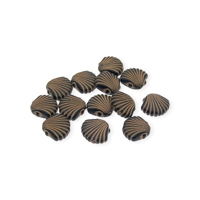 Contas de madeira em formato de concha com riscas pretas