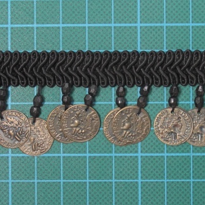 Franja decorativa preta com moedas metálicas penduradas