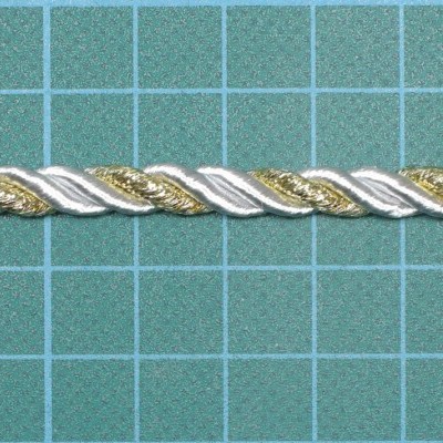 Cabo torcido dourado e prateado sobre fundo verde com grade