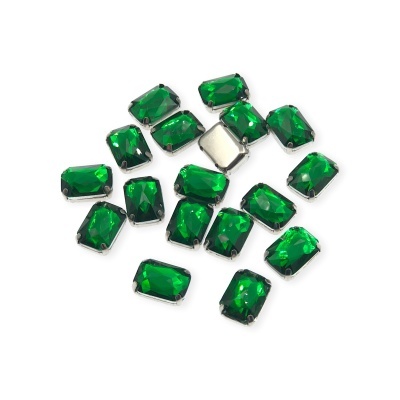 Pedras verdes retangulares facetadas com engaste metálico