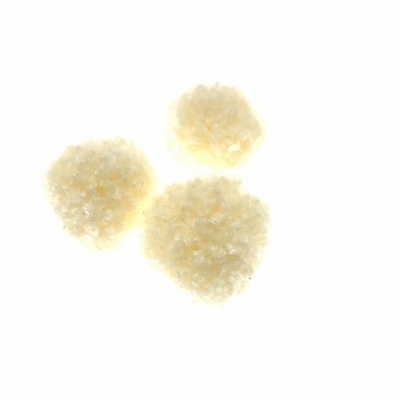 Três esponjas brancas macias sobre fundo branco