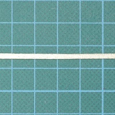 Cabo branco rígido em superfície azul com padrão de grelha branca