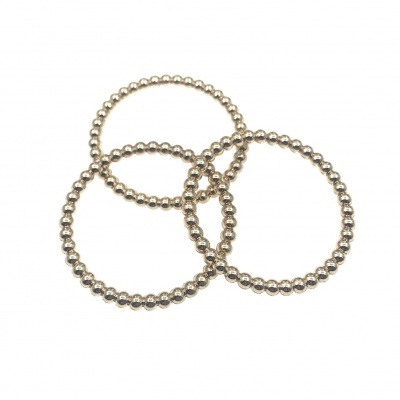 Três anéis metálicos dourados esféricos entrelaçados