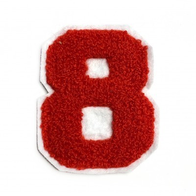 Número 8 em tecido chenille vermelho com fundo branco