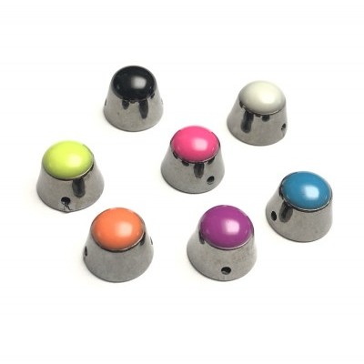 Sete botões metálicos coloridos sobre fundo branco