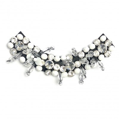 Acessório de bijuteria com cristais e pérolas brancas e transparentes