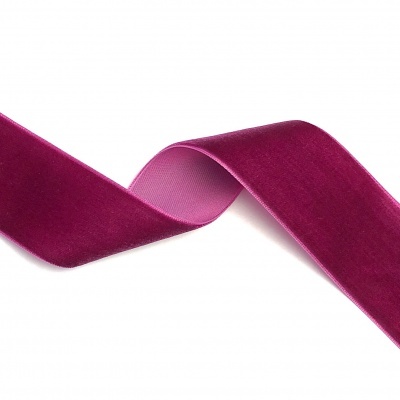Fita de veludo bordeaux ondulada sobre fundo branco