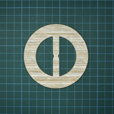 Anel circular de cartão ondulado sobre base de corte com grade