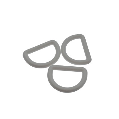 Três argolas de plástico cinza claro em forma de D