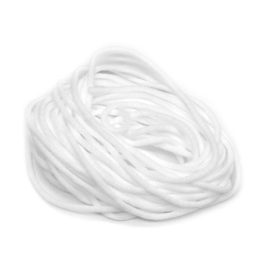 Cabo branco enrolado sobre fundo branco