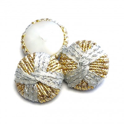 Botões decorativos redondos dourados e prateados em fundo branco