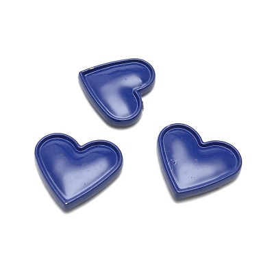 Três sabonetes azuis em forma de coração sobre fundo branco