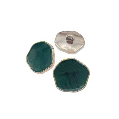 Três botões irregulares em verde escuro com borda dourada e transparente com rebordo prateado