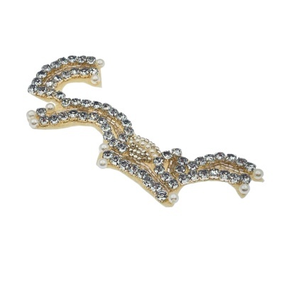 Adorno de morcego com pedras brilhantes e pérolas em base dourada