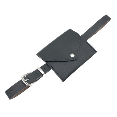 Cinto preto de couro com pequena bolsa e fivela metálica