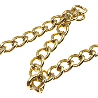 Corrente dourada de elos ovais em fundo branco