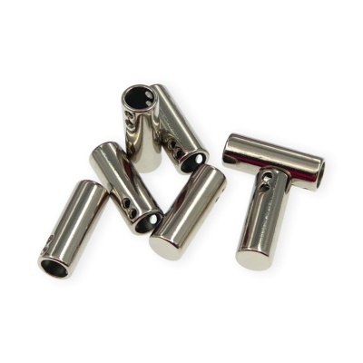 Seis cilindros metálicos brilhantes com orifícios, em fundo branco