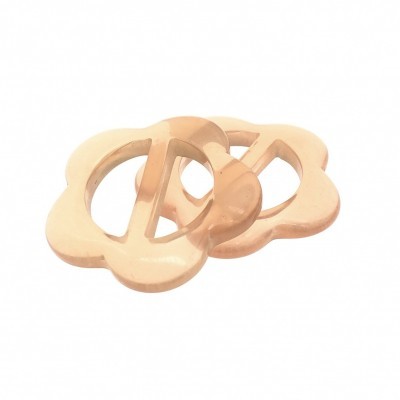 Dois botões caramelo com recortes em cruz