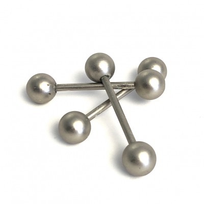 Alfinetes metálicos prateados com cabeça redonda em fundo branco