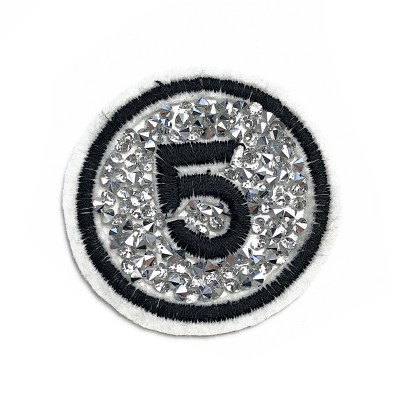 Patch redondo branco com número 5 preto e cristais brilhantes em relevo