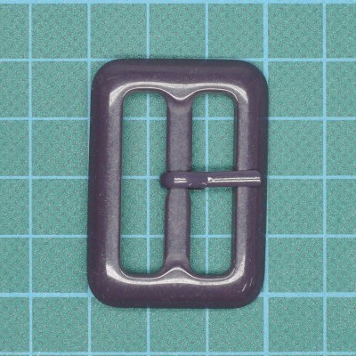 Fivela preta retangular em superfície quadriculada verde