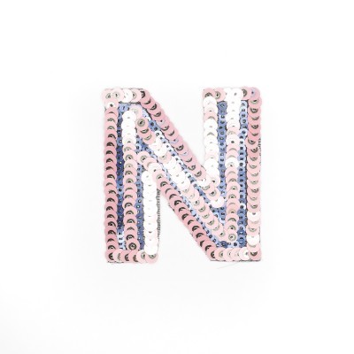 Aplicação para roupa em forma da letra N com lantejoulas