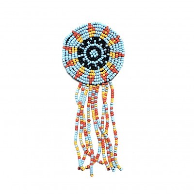 Broche redondo de miçangas coloridas com franjas penduradas