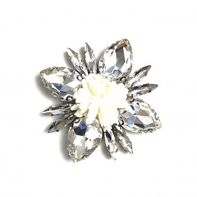 Broche flor com pedras brilhantes e centro flor branco