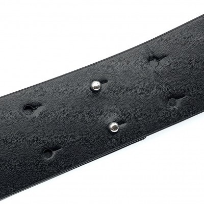 Cinto preto de pele com rebites metálicos prateados