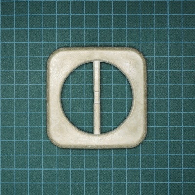 Fivela quadrada de plástico ou marfim sobre superfície quadriculada verde