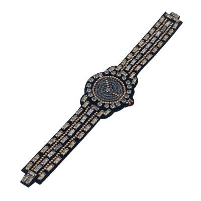 Relógio decorativo com bracelete e mostrador adornados com pedras brilhantes