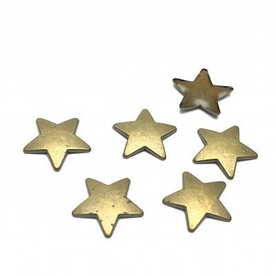 Seis estrelas pequenas douradas metálicas sobre fundo branco