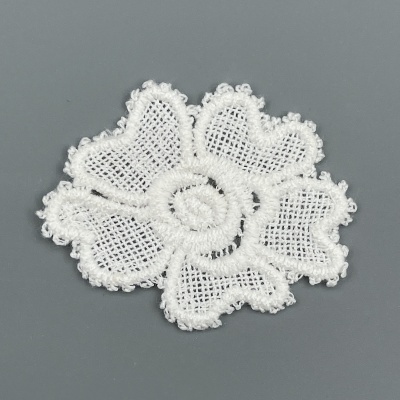 Aplicação de renda branca em forma de flor com fundo cinzento