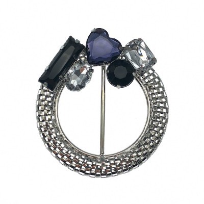 Broche redondo prateado com pedras coloridas em diferentes formatos