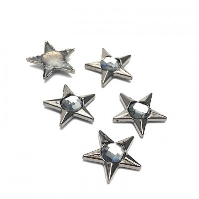 Cinco estrelas metálicas prateadas com pedra azul no centro sobre fundo branco