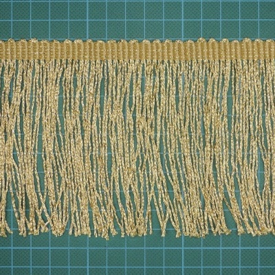 Franja decorativa dourada com base de tecido, em fundo verde com grade branca.