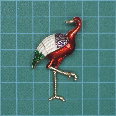 Broche esmaltado forma de garça com fundo quadriculado